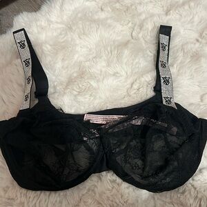 34ddd black bra from victoria’s secret selling for $15 brand new (didn’t fit)